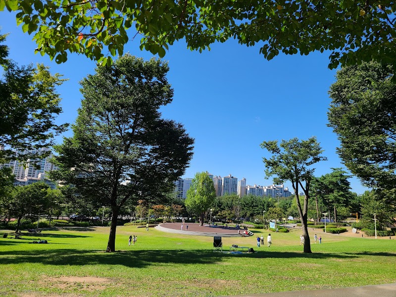 일자산 자연정원놀이터 전경 - 복합놀이대, 자연친화, 강동구